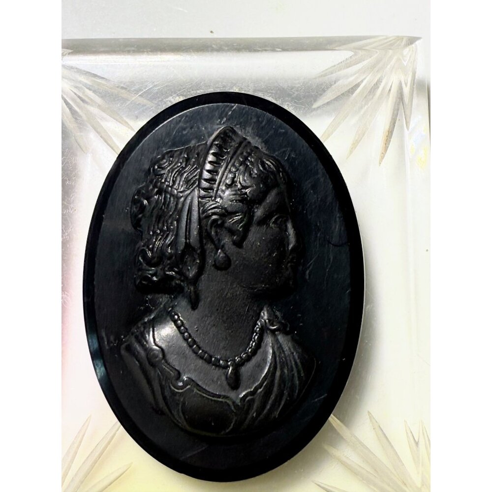 Vintage 40's Cameo Statement Brooch Carved Clear Black Lucite 2.5x2" - Picture 4 of 7